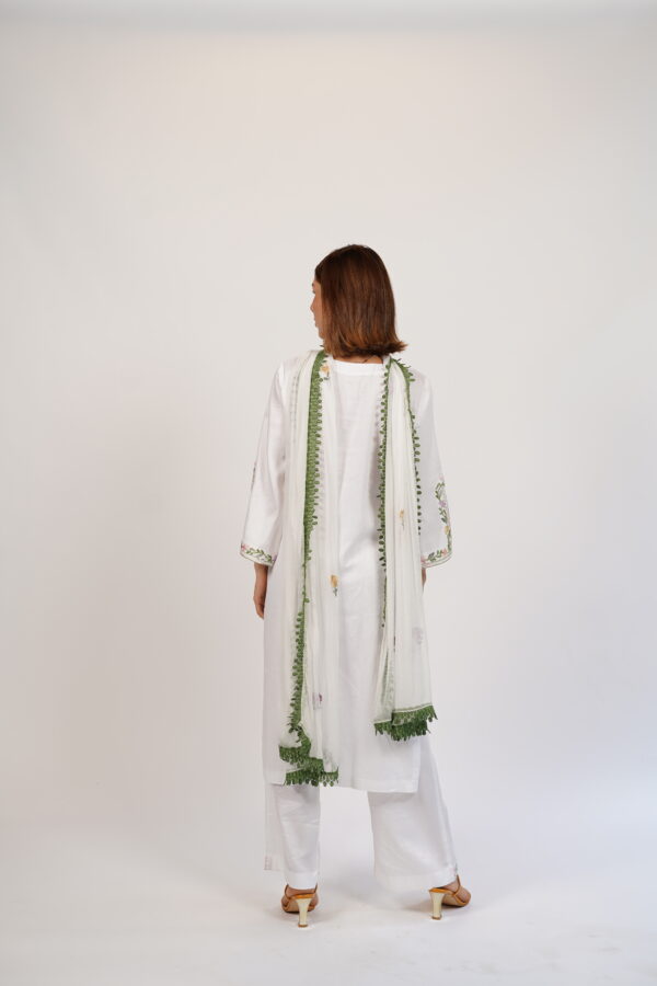 Back view of VaadiByLiza’s white floral kurta set, highlighting the chiffon dupatta with green border detailing.