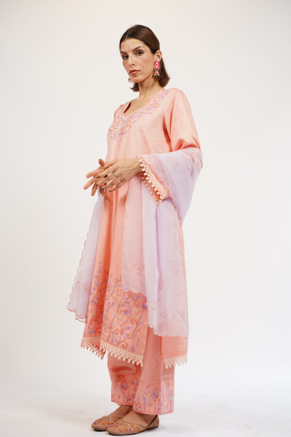 Side profile of VaadiByLiza’s peach straight kurta set with Aari embroidery and a flowing organza dupatta.